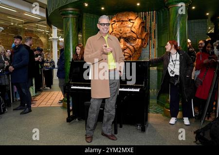 Jeff Goldblum, membre de la distribution Wicked, donne une performance surprise aux voyageurs à la gare internationale de St Pancras à Londres. Date de la photo : mercredi 20 novembre 2024. Banque D'Images