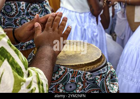 L'atabaque est un instrument de percussion d'origine africaine, très commun au Brésil et largement utilisé dans tous les types de manifestations culturelles et religieuses Banque D'Images