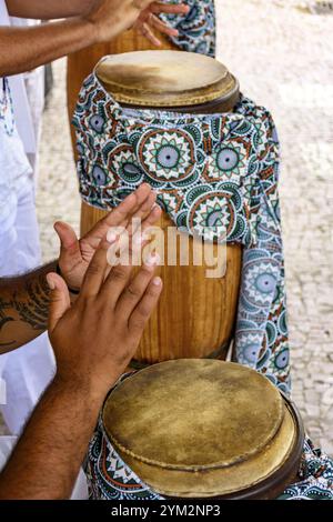 Batteurs jouant de leurs instruments lors d'une performance musicale au Brésil Belo Horizonte, Minas Gerais, Brésil, Amérique du Sud Banque D'Images