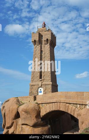 Phare au-dessus d'un arc de rochers devant un ciel bleu avec nuages, Phare de Men Ruz, Ploumanac'h, Ploumanach, pointe de Squewel, Perros-Guirec, broche Banque D'Images