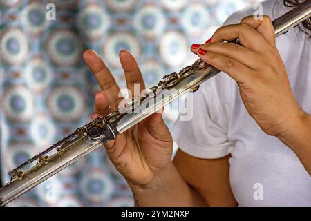 Détail des mains d'une femme jouant de la flûte transversale lors d'une performance musicale Belo Horizonte, Minas Gerais, Brésil, Amérique du Sud Banque D'Images