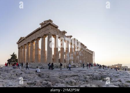Une photo du Parthénon, le temple le plus célèbre de l'Acropole d'Athènes Banque D'Images