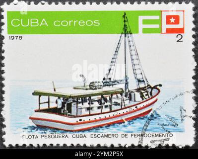 Timbre-poste oblitéré imprimé par Cuba, qui montre le navire-usine de poisson, flotte de pêche cubaine, vers 1978. Banque D'Images