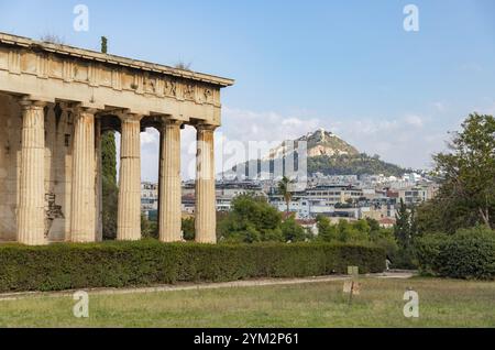 Une image de la colline Lycabette surplombant le temple d'Héphaïstus Banque D'Images