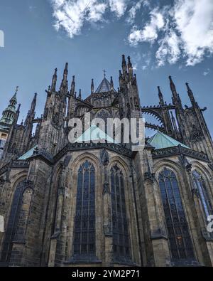 Cathédrale gothique avec des flèches complexes contre un ciel bleu, vue de face d'une église gothique avec une façade complexe sous un ciel couvert. Prague, Tchèque Banque D'Images