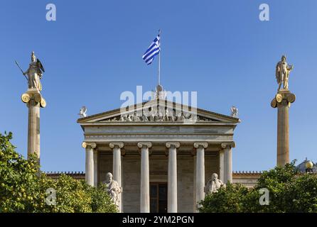 Une photo de l'Académie d'Athènes., avec la colonne Apollon à droite et la colonne Athéna à gauche Banque D'Images