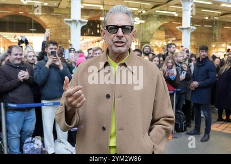 Jeff Goldblum, membre de la distribution Wicked, donne une performance surprise aux voyageurs à la gare internationale de St Pancras à Londres. Date de la photo : mercredi 20 novembre 2024. Banque D'Images