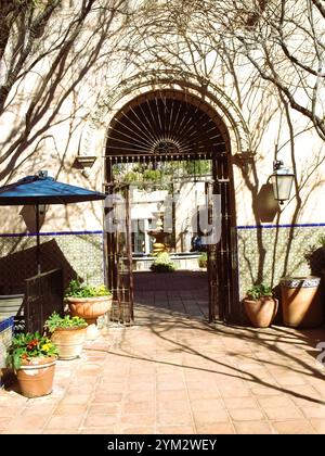 Porte arquée avec des fleurs colorées à Tlaquepaque Viller lead in Age, Sedona, Arizona. Banque D'Images