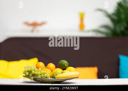 Un ensemble de présentation de fruits vibrant dans un environnement de salon contemporain et moderne Banque D'Images