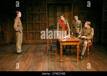 II/IV - de gauche à droite : Rob Callender (Bennett), Oliver Johnstone (Fowler), Dario Coates (Sanderson), Orlando James (Barclay) dans UN AUTRE PAYS par Julian Mitchell au Minerva Theatre, Chichester Festival Theatre, West Sussex, Angleterre 24/09/2013 design : Peter McKintosh éclairage : Paul Pyant réalisateur : Jeremy Herrin Banque D'Images