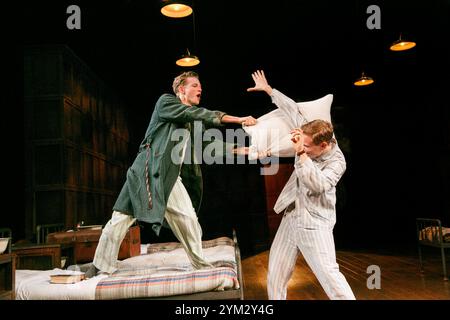 I/iii - de gauche à droite : Rob Callender (Bennett), Will Attenborough (Judd) dans UN AUTRE PAYS de Julian Mitchell au Minerva Theatre, Chichester Festival Theatre, West Sussex, Angleterre 24/09/2013 design : Peter McKintosh éclairage : Paul Pyant réalisateur : Jeremy Herrin Banque D'Images