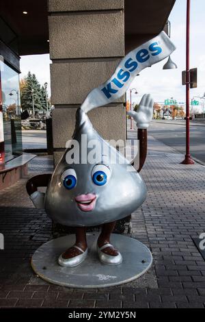 Personnage de sculpture Hershey's Kiss sur Falls Avenue à Clifton Hill, Niagara Falls, Ontario, Canada Banque D'Images