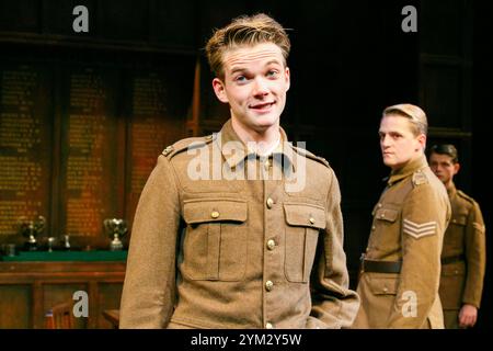 II/IV - de gauche à droite : Rob Callender (Bennett), Orlando James (Barclay) dans UN AUTRE PAYS de Julian Mitchell au Minerva Theatre, Chichester Festival Theatre, West Sussex, Angleterre 24/09/2013 design : Peter McKintosh éclairage : Paul Pyant réalisateur : Jeremy Herrin Banque D'Images