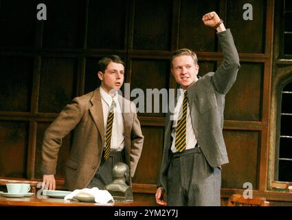 II/ii - de gauche à droite : James Parris (Menzies), Will Attenborough (Judd) dans UN AUTRE PAYS de Julian Mitchell au Minerva Theatre, Chichester Festival Theatre, West Sussex, Angleterre 24/09/2013 design : Peter McKintosh éclairage : Paul Pyant réalisateur : Jeremy Herrin Banque D'Images