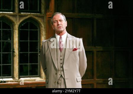 II/ii : Julian Wadham (Vaughan Cunningham) dans UN AUTRE PAYS de Julian Mitchell au Minerva Theatre, Chichester Festival Theatre, West Sussex, Angleterre 24/09/2013 design : Peter McKintosh éclairage : Paul Pyant réalisateur : Jeremy Herrin Banque D'Images