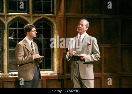 II/ii - de gauche à droite : James Parris (Menzies), Julian Wadham (Vaughan Cunningham) dans UN AUTRE PAYS de Julian Mitchell au Minerva Theatre, Chichester Festival Theatre, West Sussex, Angleterre 24/09/2013 design : Peter McKintosh éclairage : Paul Pyant réalisateur : Jeremy Herrin Banque D'Images