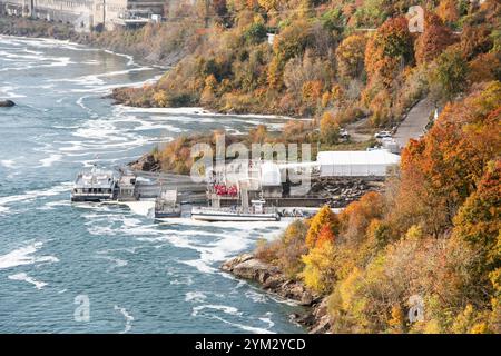 Vue du quai de croisière en Ontario Canada depuis Niagara Falls, New York, États-Unis Banque D'Images