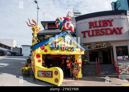 Restaurant Ruby Tuesday et Fun House enseignent sur Clifton Hill à Niagara Falls, Ontario, Canada Banque D'Images