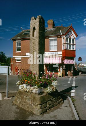 Vue NW de Copplestone Anglo-Saxon Cross-Shaft, Devon, Angleterre, Royaume-Uni, montrant des motifs entrelacés avec une petite niche en haut découpée à travers les motifs. Banque D'Images