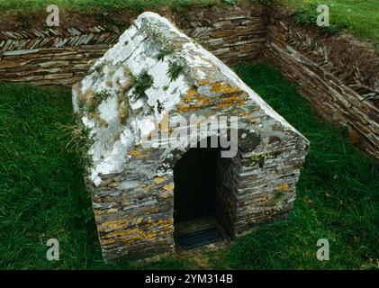 Vue SW de Jésus puits dans un enclos entre greens de St Enodoc Golf Links, Rock, Cornouailles, Angleterre. Une maison de puits rectangulaire au-dessus d'une ancienne source Banque D'Images