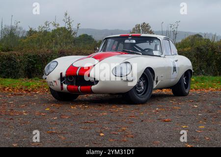 Série 2 1969 Jaguar E type modifié pour la course Banque D'Images