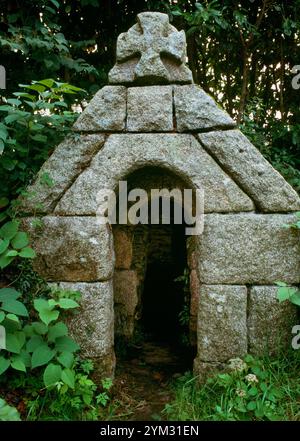 Vue SW de St Cuby's Well, Duloe, Cornouailles, Angleterre, Royaume-Uni, montrant la maison médiévale du puits extérieur et l'entrée intérieure de la chambre plus ancienne du puits. Banque D'Images