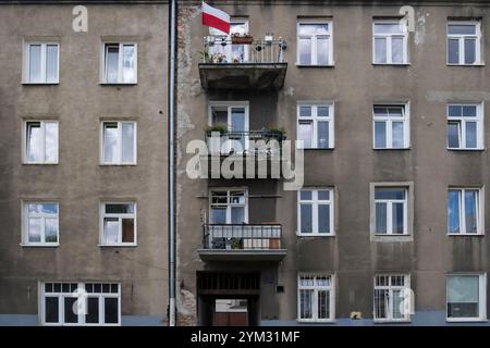 Façade extérieure des vieilles maisons avec des murs de briques endommagés dans le quartier de Praga, un quartier en développement dans la ville de Varsovie, en Pologne Banque D'Images