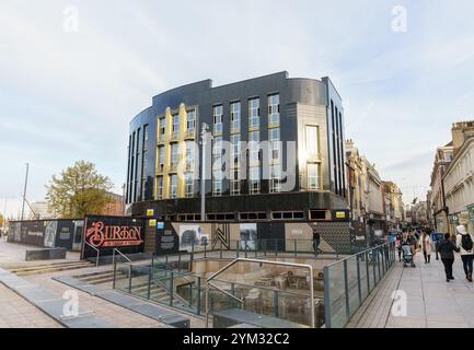 Une vue en bas de Whitefriargate avec Burton House (anciennement Burton Building) à gauche, Hull, East Yorkshire, restauré par Wykeland, une société basée à Hull. Banque D'Images