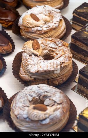 Douce peluche fraîchement cuits dans des pâtisseries Paris-Brest traditinal French bakery dans petit village de Provence close up Banque D'Images