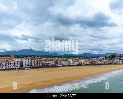 Vue aérienne sur la baie des villes de Ciboure et Saint Jean de Luz, port, plage de sable fin sur la côte basque, belle architecture, nature et cuisine, Sud de la France Banque D'Images