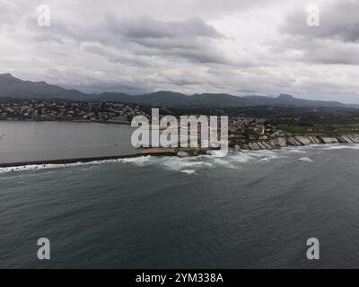 Vue aérienne sur la baie des villes de Ciboure et Saint Jean de Luz, port, plage de sable fin sur la côte basque, belle architecture, nature et cuisine, Sud de la France Banque D'Images