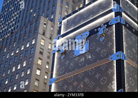 New York, États-Unis. 19 novembre 2024. Vue extérieure du magasin phare Louis Vuitton Fifth Avenue avec échafaudage enveloppé pour ressembler à une pile de malles de voyage de la marque, New York, NY, 19 novembre 2024. (Photo par Anthony Behar/Sipa USA) crédit : Sipa USA/Alamy Live News Banque D'Images