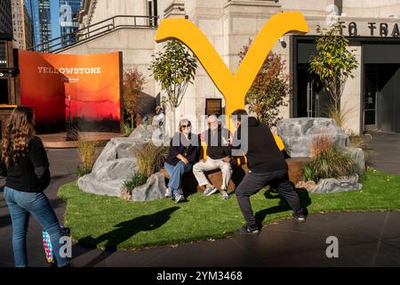 Activation de la marque pour la prochaine saison du Paramount’s Yellowstone devant le Moynihan train Hall à Penn Station le vendredi 8 novembre 2024. (© Richard B. Levine) Banque D'Images
