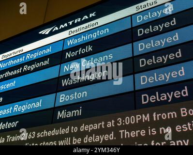 Les arrivées et les départs affichés au Daniel Patrick Moynihan train Hall à Pennsylvania Station à New York montrent que les trains Amtrak sont retardés en raison d'un incendie précédent qui a affecté la puissance, vu le mercredi 13 novembre 2024. (© Richard B. Levine) Banque D'Images