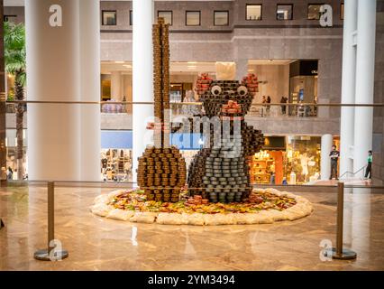 Les visiteurs voient Anyone Can Cook de Severud Associates lors du concours annuel Canstruction Design à New York, présenté le dimanche 10 novembre 2024 à Brookfield place à New York. Les firmes d’architecture et de design participent à la conception et à la construction de structures géantes fabriquées à partir de canettes de nourriture. Les canettes sont données à City Harvest à la fin de l'exposition. Plus de 100 000 boîtes de nourriture sont collectées et serviront à nourrir les nécessiteux dans les soupes populaires et les garde-manger. (© Richard B. Levine) Banque D'Images