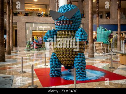 Les visiteurs peuvent voir CANvolution de Squirtle par EP Engineering lors du concours annuel canstruction Design à New York, présenté le dimanche 10 novembre 2024 à Brookfield place à New York. Les firmes d’architecture et de design participent à la conception et à la construction de structures géantes fabriquées à partir de canettes de nourriture. Les canettes sont données à City Harvest à la fin de l'exposition. Plus de 100 000 boîtes de nourriture sont collectées et serviront à nourrir les nécessiteux dans les soupes populaires et les garde-manger. (© Richard B. Levine) Banque D'Images