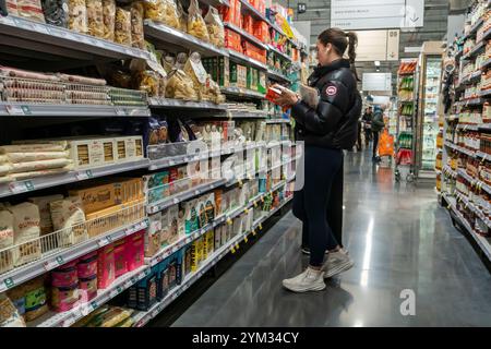 Shopping dans un supermarché Whole Foods Market à New York le mercredi 13 novembre 2024. Le taux d'inflation annuel a augmenté en octobre, la première fois depuis mars, augmentant de 0,2 %. (© Richard B. Levine) Banque D'Images