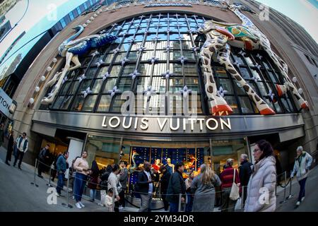 Le magasin temporaire Louis Vuitton sur East 57th Street et Fifth Avenue à Midtown Manhattan à New York le dimanche 17 novembre 2024. Le magasin phare est actuellement en cours de démolition pour faire place à un magasin Vuitton plus grand et meilleur (© Richard B. Levine) Banque D'Images