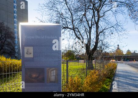 Gedektafel Noch verhüllte Gedenk-Stele für Johan Christian Clausen Dahl und Caspar David Friedrich. Der neugegründete Dresdner Romantik e. V. Hat am Standort des ehemaligen Wohnhauses der beiden befreundeten Künstler eine Gedenk- und Informationstafel aufgestellt. Anlass ist der 250. Geburtstag von Caspar David Friedrich. Dresde Sachsen Deutschland *** plaque commémorative encore couverte stèle commémorative pour Johan Christian Clausen Dahl et Caspar David Friedrich le nouveau Dresdner Romantik e V a érigé un mémorial et une plaque d'information sur le site de l'ancienne maison des deux artistes frites Banque D'Images