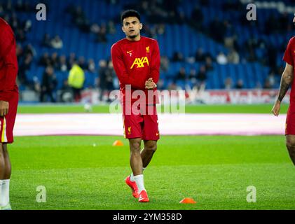 EFL Carabao Cup match entre Brighton et Hove Albion et Liverpool à l'American Express Stadium, Brighton, Royaume-Uni - 30 octobre 2024 - Luis Diaz de Liverpool se réchauffe avant de lancer l'utilisation éditoriale uniquement. Pas de merchandising. Pour Football images, les restrictions FA et premier League s'appliquent inc. aucune utilisation d'Internet/mobile sans licence FAPL - pour plus de détails, contactez Football Dataco Banque D'Images