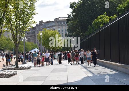 Des gens, y compris des citoyens américains et des touristes devant la Maison Blanche à Washington D.C. aux États-Unis. Banque D'Images