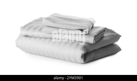 Pile de draps propres isolés sur blanc Banque D'Images