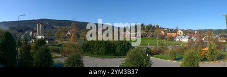 Vue panoramique vers le terrain de football du stade Naftusia depuis l'église Pierre et Paul à Skhidnytsia, Ukraine occidentale. Banque D'Images