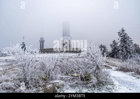 Winter im Taunus BEI wiederholten Schneeschauern ist die Landschaft am Großen Feldberg mit einer dünnen Schneedecke und Raureif überzogen., Schmitten Hessen Deutschland *** hiver dans le Taunus avec des averses de neige répétées, le paysage de la Großer Feldberg est recouvert d'une fine couche de neige et de gel des palourdes , Schmitten Hessen Allemagne Banque D'Images