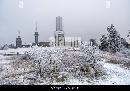 Winter im Taunus BEI wiederholten Schneeschauern ist die Landschaft am Großen Feldberg mit einer dünnen Schneedecke und Raureif überzogen., Schmitten Hessen Deutschland *** hiver dans le Taunus avec des averses de neige répétées, le paysage de la Großer Feldberg est recouvert d'une fine couche de neige et de gel des palourdes , Schmitten Hessen Allemagne Banque D'Images