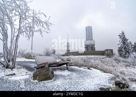 Winter im Taunus BEI wiederholten Schneeschauern ist die Landschaft am Großen Feldberg mit einer dünnen Schneedecke und Raureif überzogen., Schmitten Hessen Deutschland *** hiver dans le Taunus avec des averses de neige répétées, le paysage de la Großer Feldberg est recouvert d'une fine couche de neige et de gel des palourdes , Schmitten Hessen Allemagne Banque D'Images