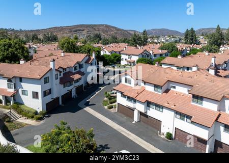 Vue aérienne du quartier résidentiel de maisons en copropriété de lotissement à Mission Mesa. Californie du Sud, États-Unis Banque D'Images