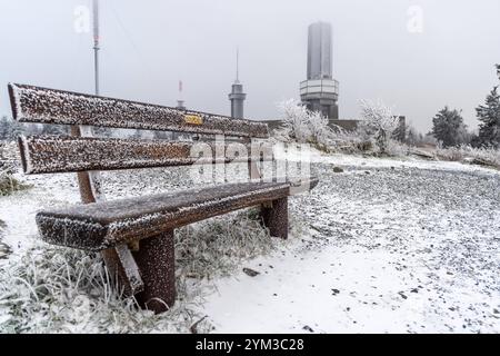 Winter im Taunus BEI wiederholten Schneeschauern ist die Landschaft am Großen Feldberg mit einer dünnen Schneedecke und Raureif überzogen., Schmitten Hessen Deutschland *** hiver dans le Taunus avec des averses de neige répétées, le paysage de la Großer Feldberg est recouvert d'une fine couche de neige et de gel des palourdes , Schmitten Hessen Allemagne Banque D'Images