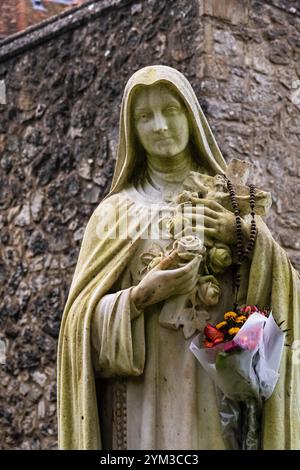 La statue de la Bienheureuse Vierge marie dans la promenade du Rosaire. Les Frères, Aylesford, Kent Banque D'Images