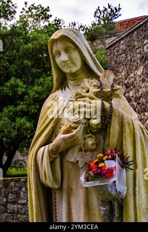 La statue de la Bienheureuse Vierge marie dans la promenade du Rosaire. Les Frères, Aylesford, Kent Banque D'Images